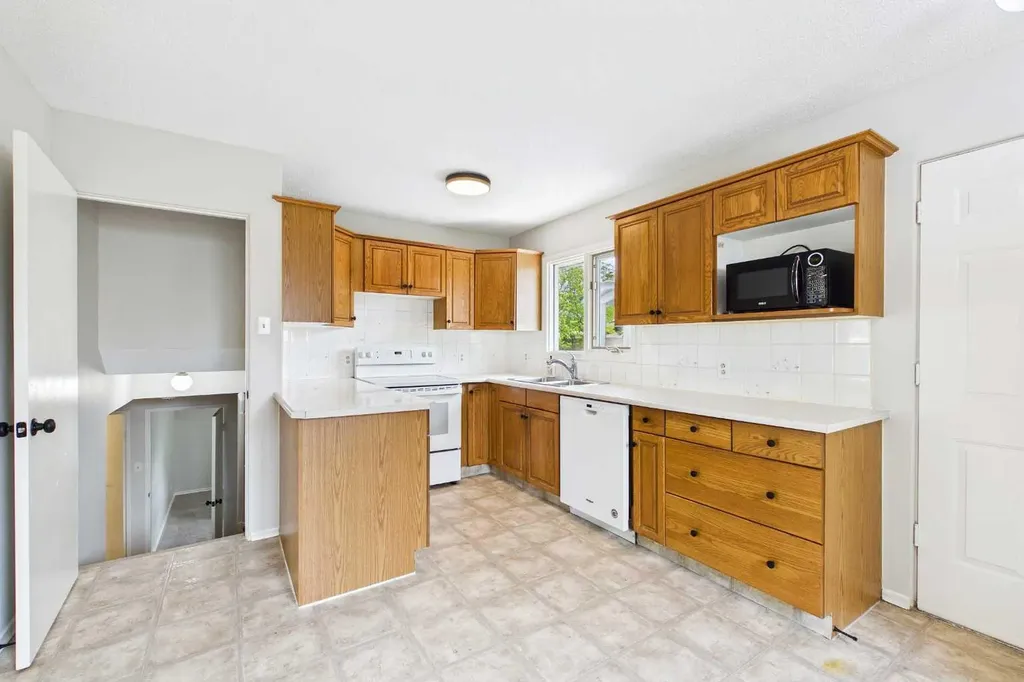 3840 Brooklyn Crescent NW Calgary AB T2L 1H2