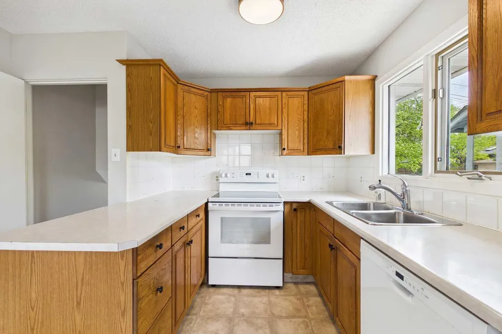 3840 Brooklyn Crescent NW Calgary AB T2L 1H2