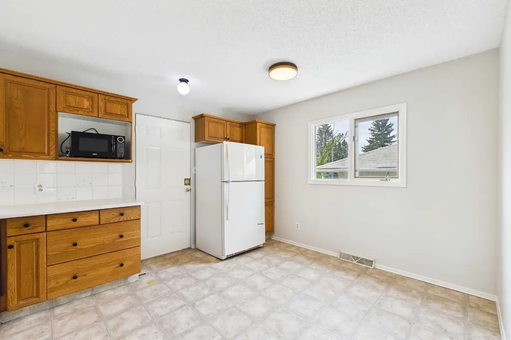 3840 Brooklyn Crescent NW Calgary AB T2L 1H2
