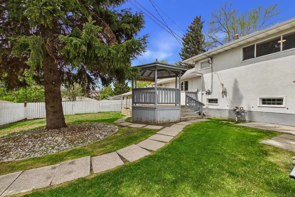 3840 Brooklyn Crescent NW Calgary AB T2L 1H2