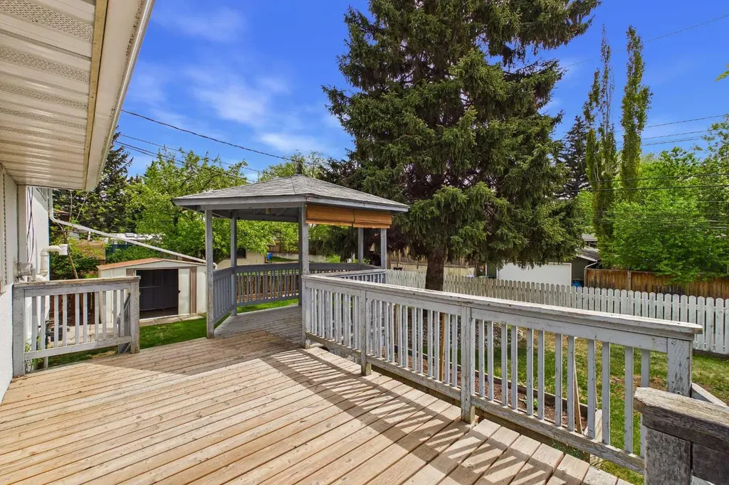 3840 Brooklyn Crescent NW Calgary AB T2L 1H2