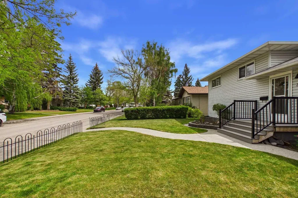 3840 Brooklyn Crescent NW Calgary AB T2L 1H2