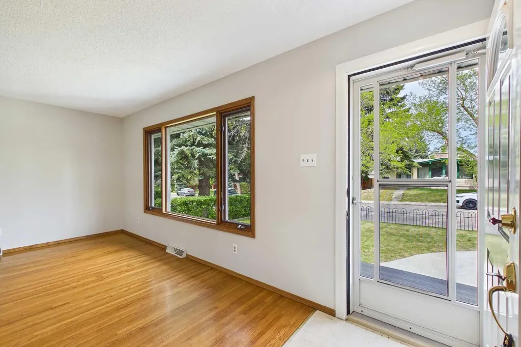 3840 Brooklyn Crescent NW Calgary AB T2L 1H2
