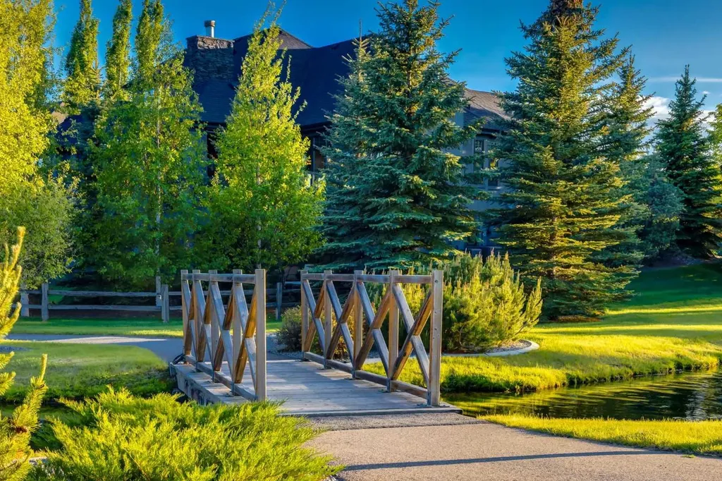 6 Heaver Gate Heritage Pointe AB T1S 4K1