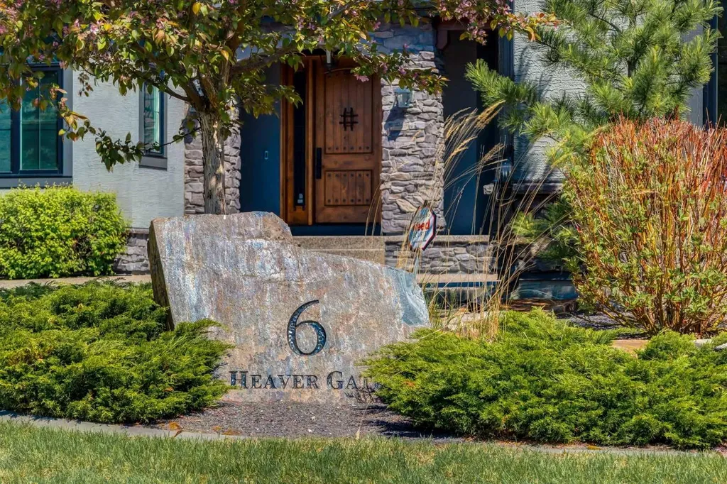 6 Heaver Gate Heritage Pointe AB T1S 4K1