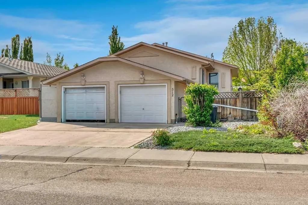 312 Strathaven Drive Strathmore AB T1P 1M2