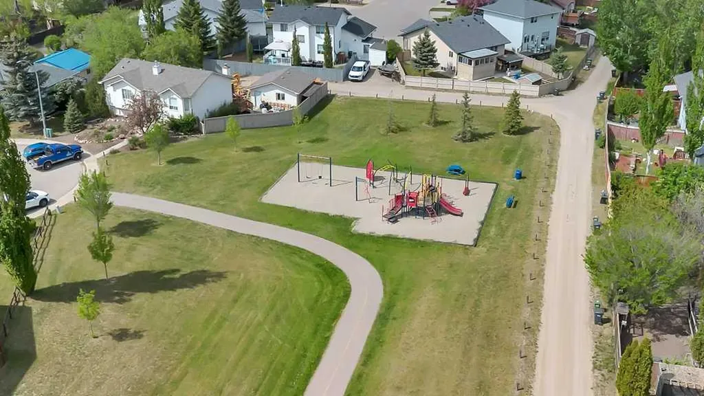 312 Strathaven Drive Strathmore AB T1P 1M2
