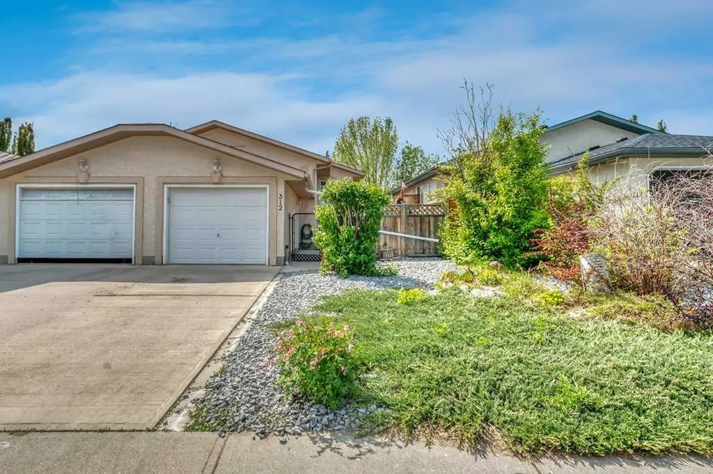 312 Strathaven Drive Strathmore AB T1P 1M2