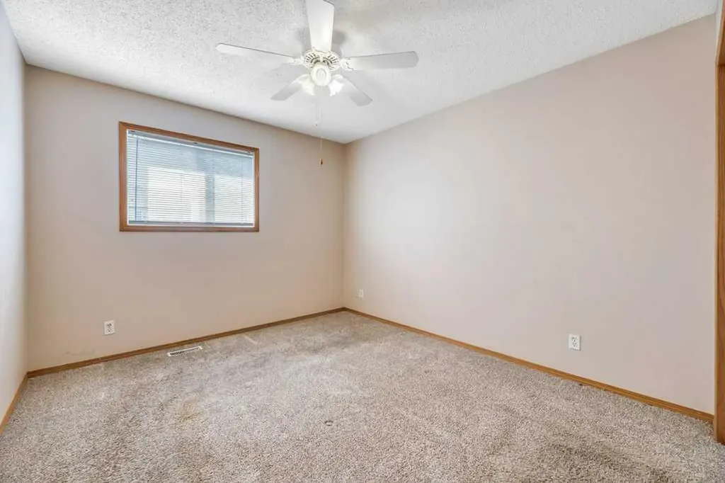 312 Strathaven Drive Strathmore AB T1P 1M2