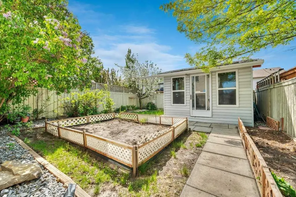 312 Strathaven Drive Strathmore AB T1P 1M2