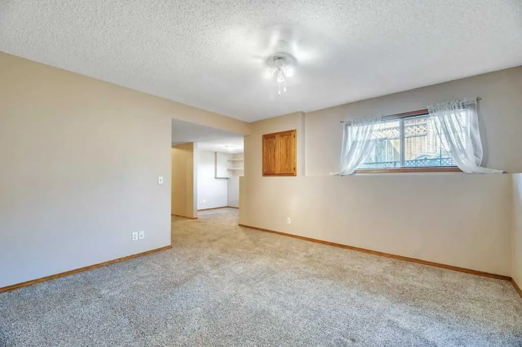 312 Strathaven Drive Strathmore AB T1P 1M2