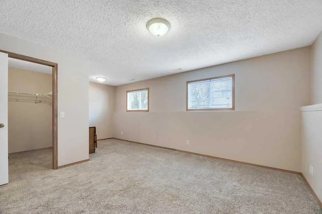 312 Strathaven Drive Strathmore AB T1P 1M2