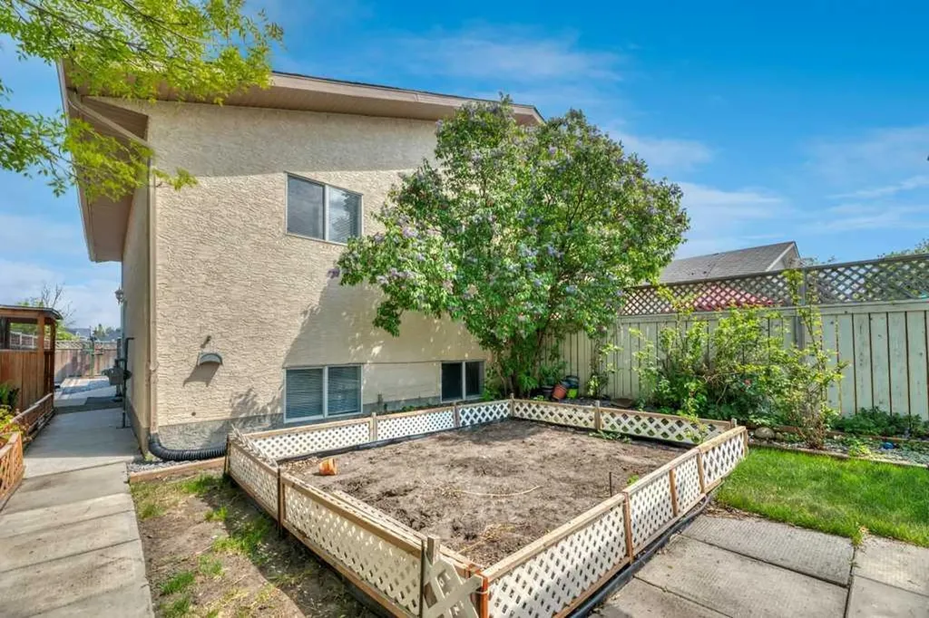 312 Strathaven Drive Strathmore AB T1P 1M2