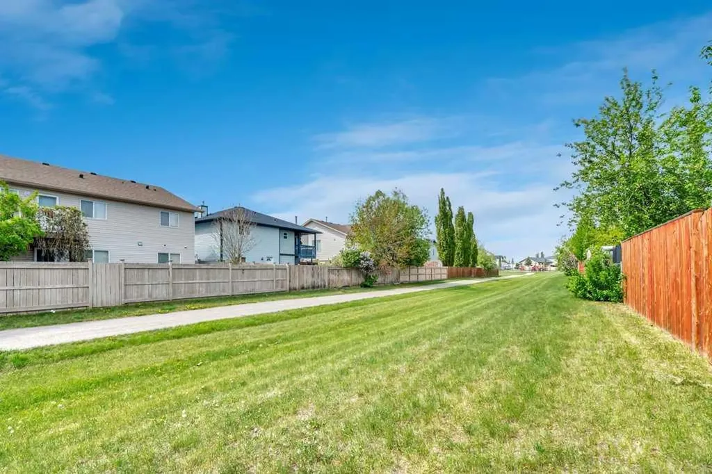 312 Strathaven Drive Strathmore AB T1P 1M2