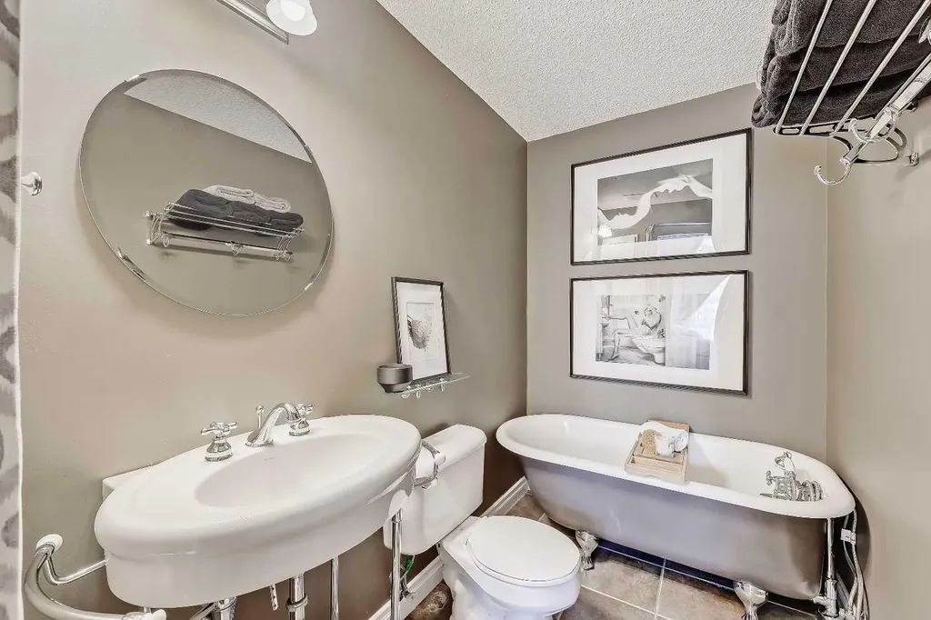 716 5 Street NE Calgary AB T2E 3W8