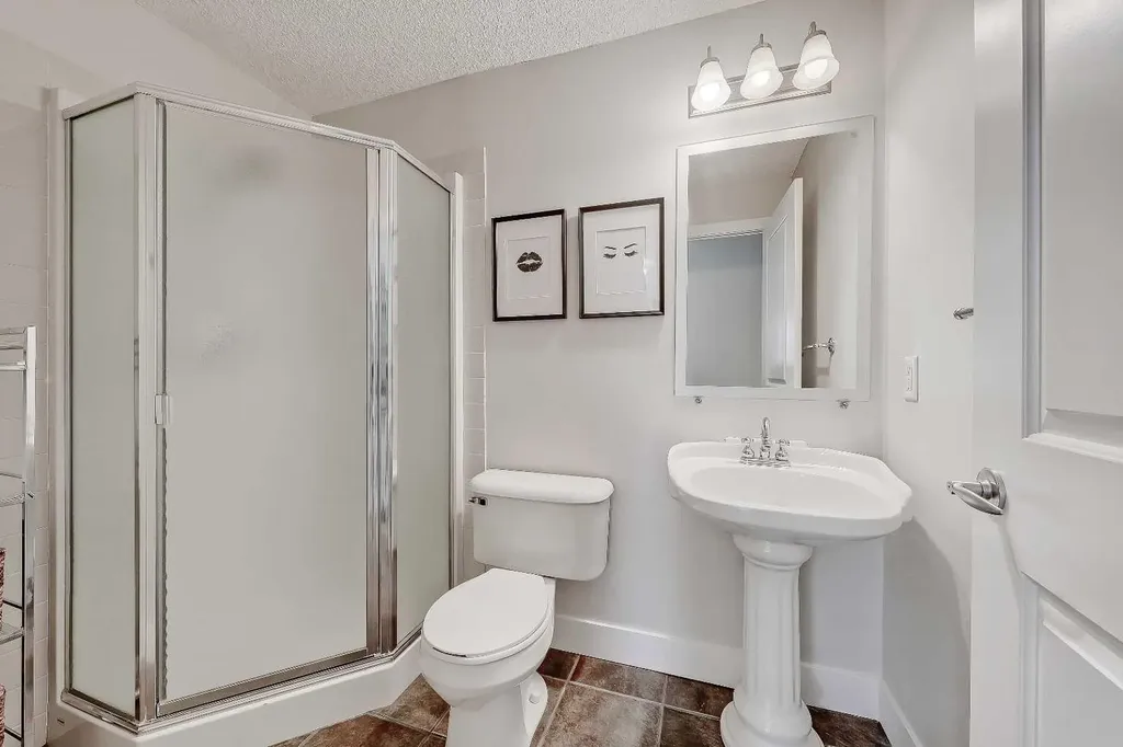 716 5 Street NE Calgary AB T2E 3W8