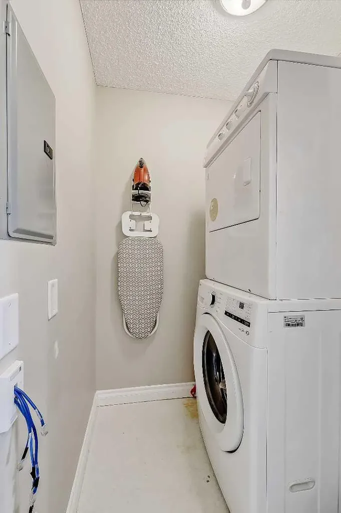 716 5 Street NE Calgary AB T2E 3W8