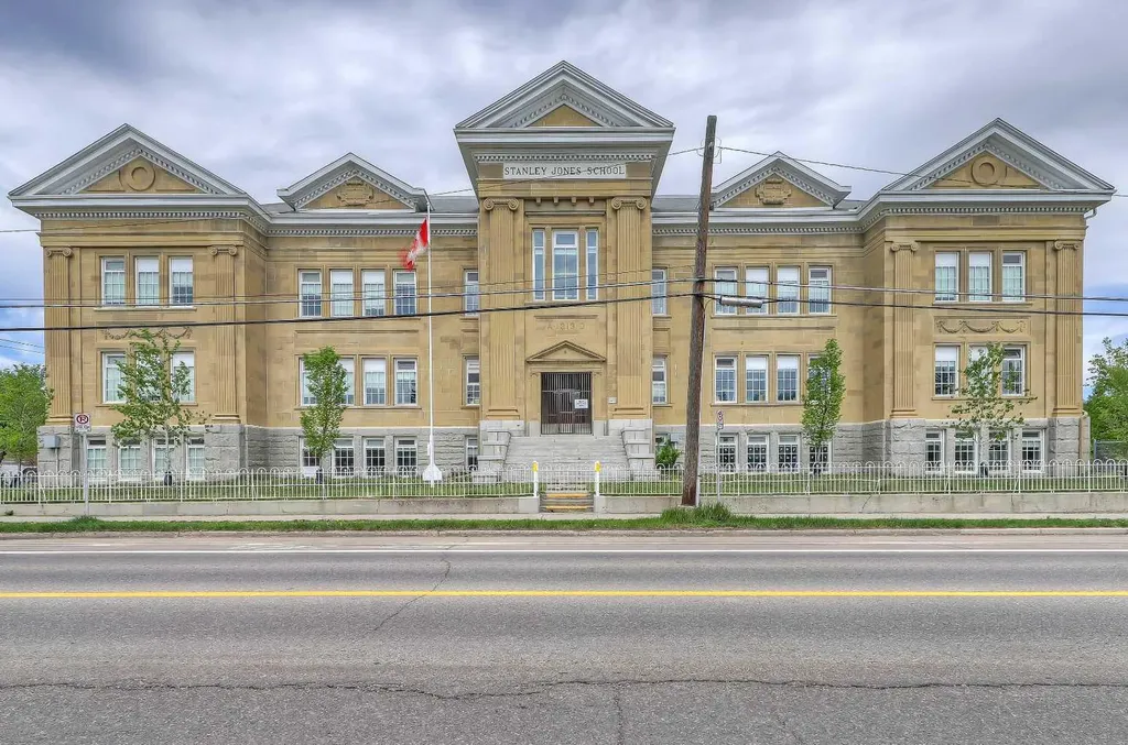 716 5 Street NE Calgary AB T2E 3W8