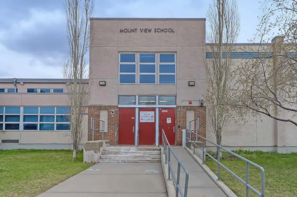 716 5 Street NE Calgary AB T2E 3W8