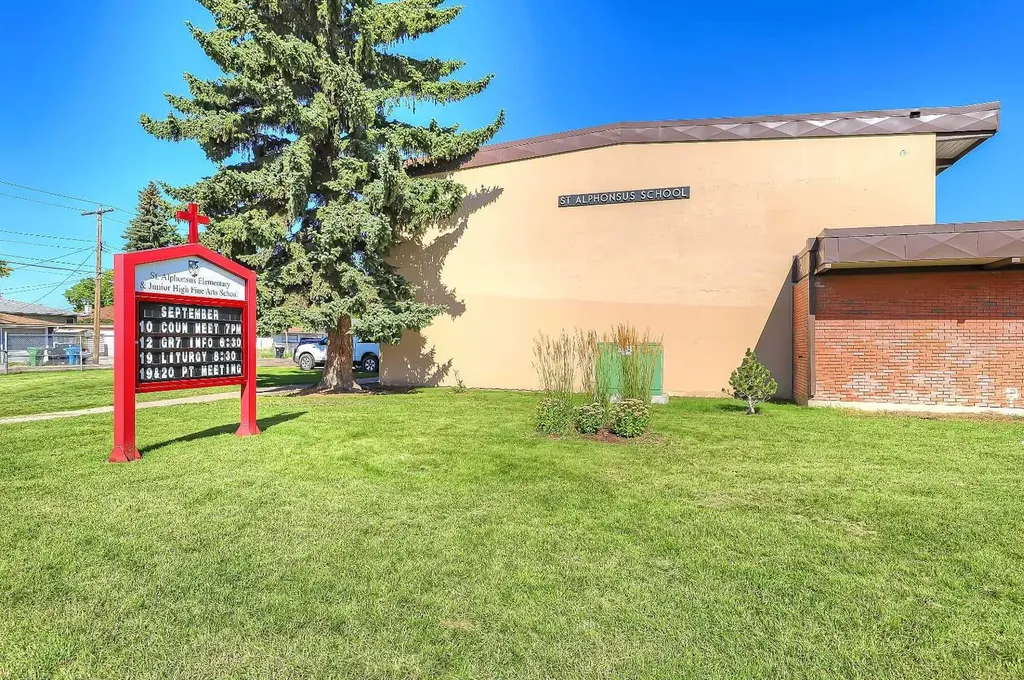 716 5 Street NE Calgary AB T2E 3W8