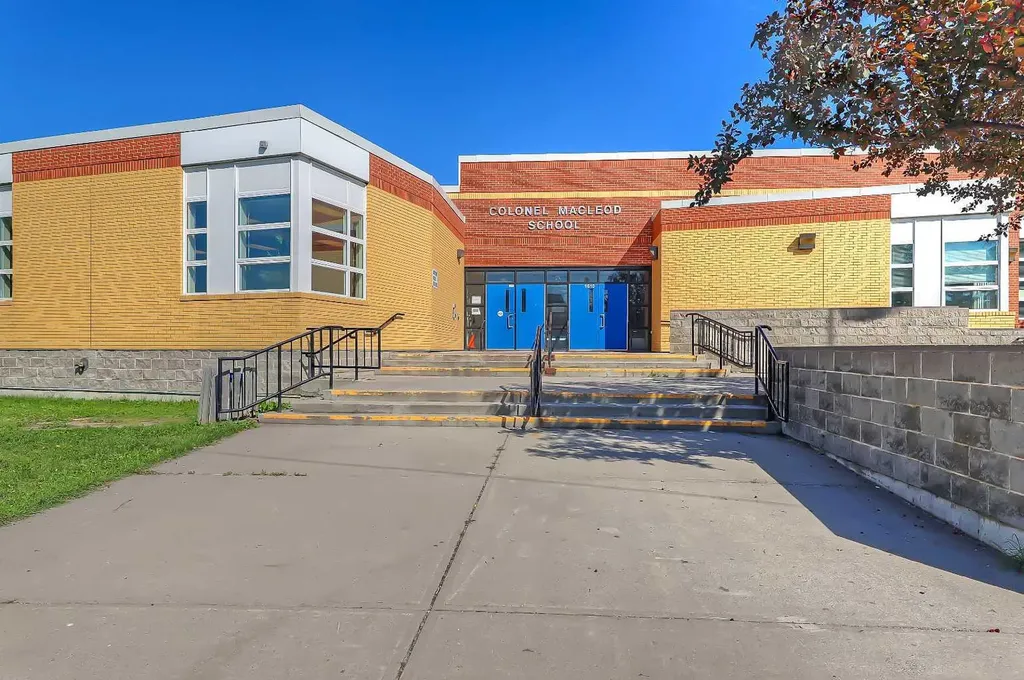 716 5 Street NE Calgary AB T2E 3W8