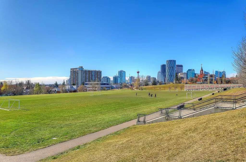716 5 Street NE Calgary AB T2E 3W8