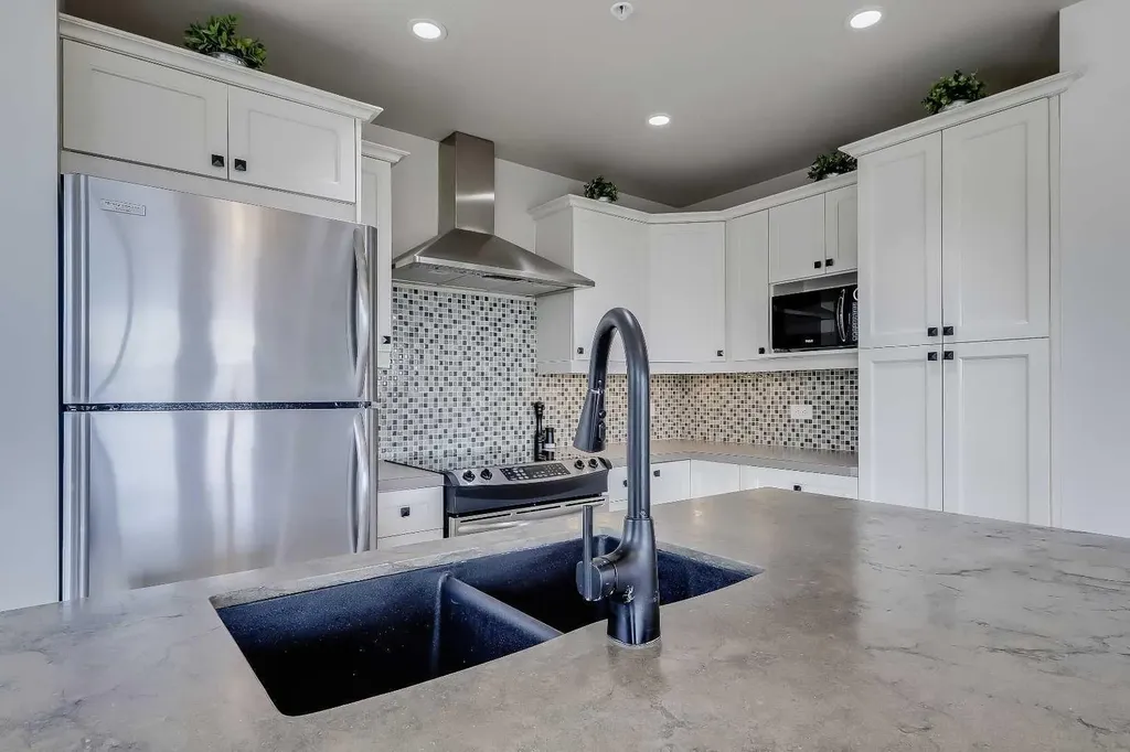 716 5 Street NE Calgary AB T2E 3W8
