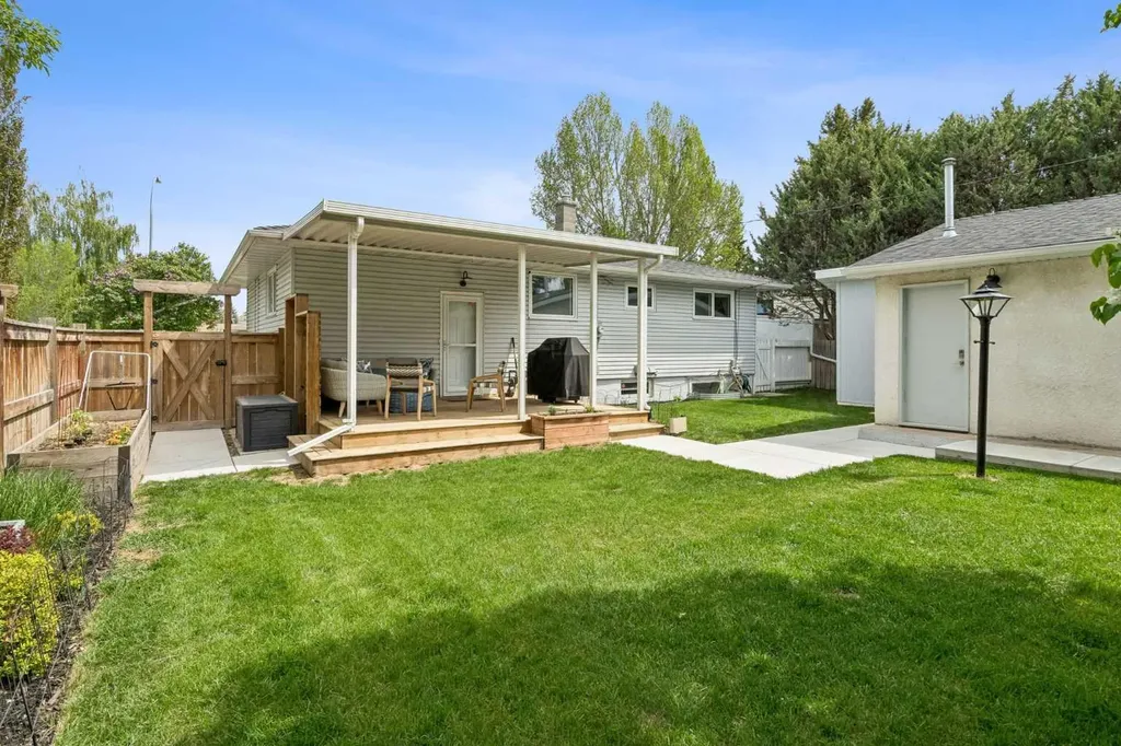 419 40 Street SW Calgary AB T3C1V9