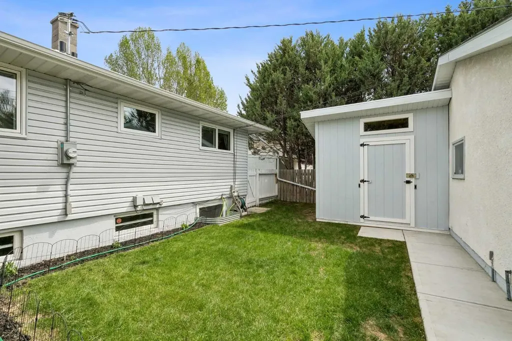 419 40 Street SW Calgary AB T3C1V9