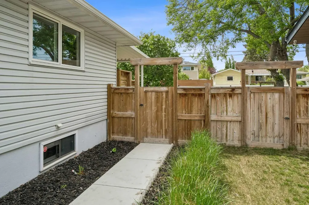 419 40 Street SW Calgary AB T3C1V9
