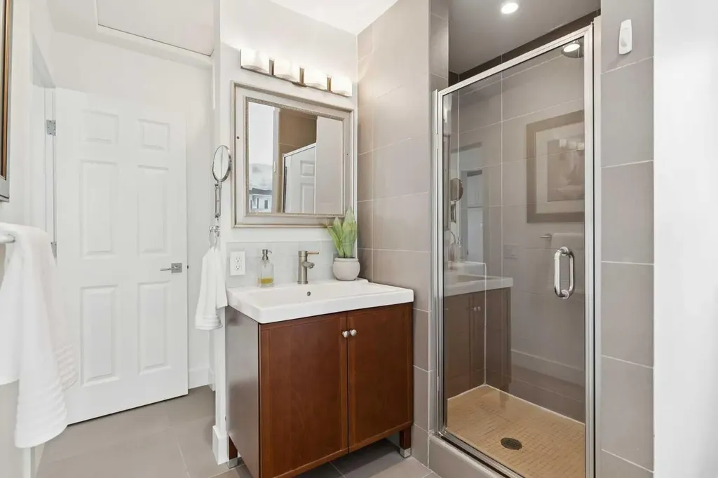 329 10a Street NW Calgary AB T2N 1W7