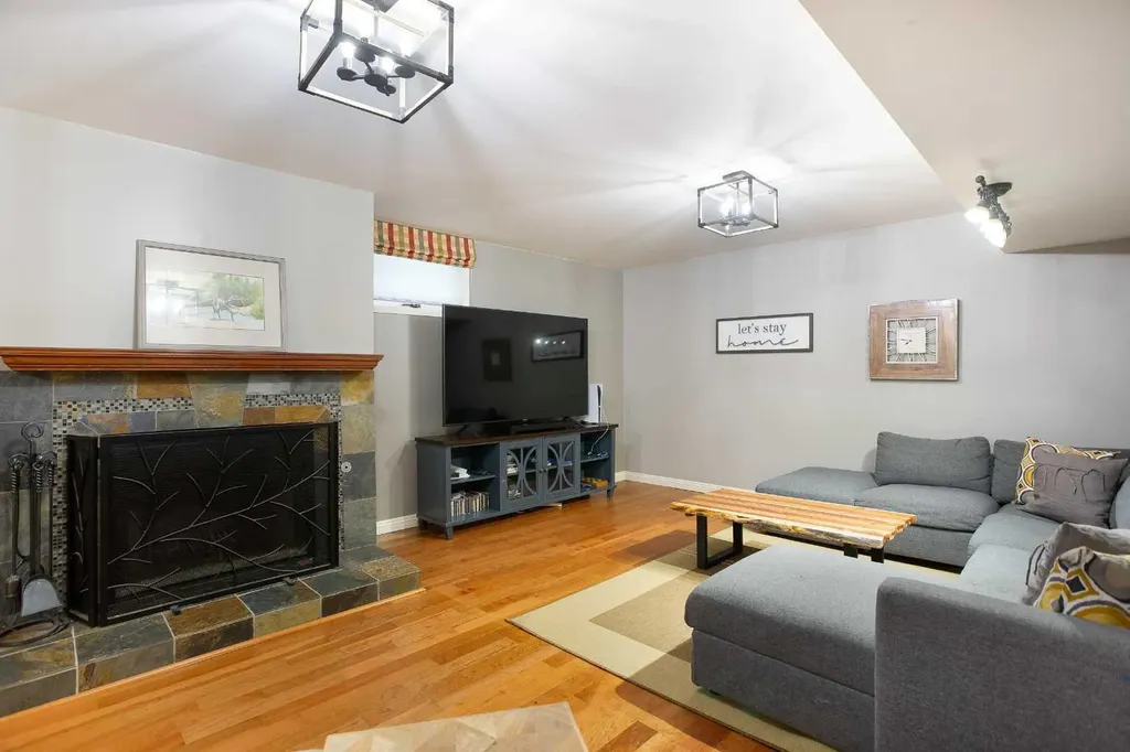 1730 7 Avenue NW Calgary AB T2N 0Z4