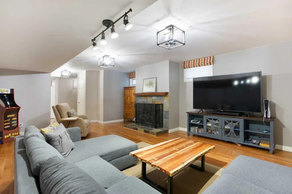 1730 7 Avenue NW Calgary AB T2N 0Z4