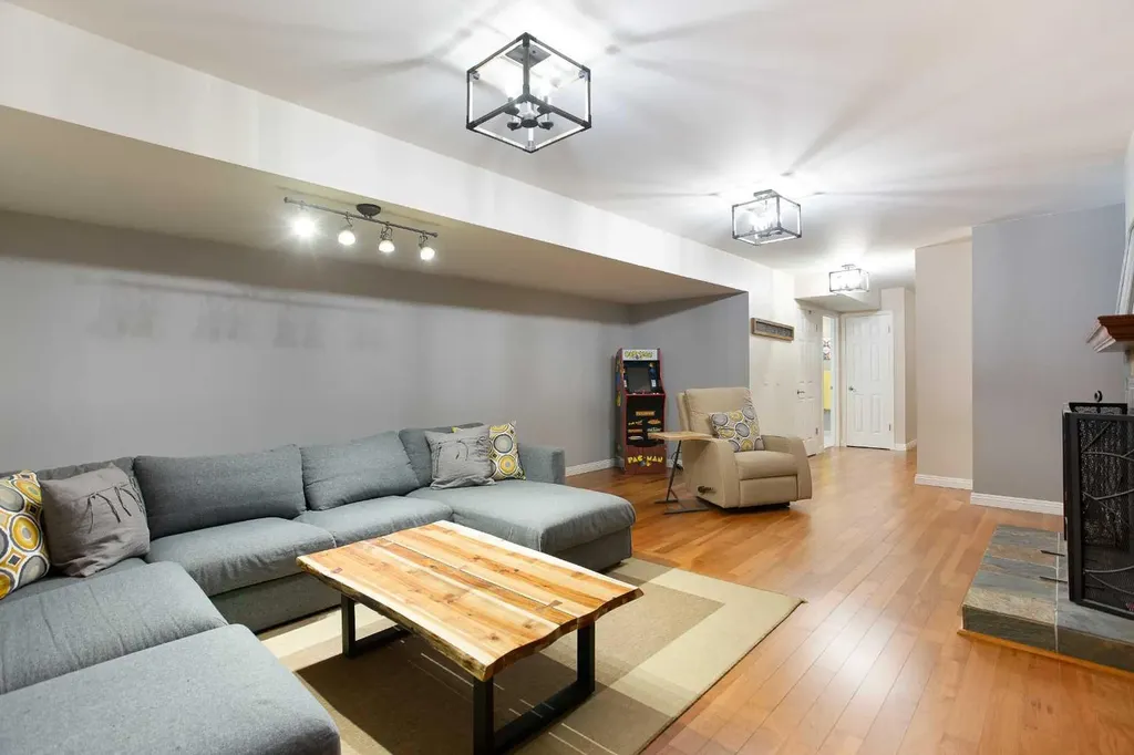 1730 7 Avenue NW Calgary AB T2N 0Z4