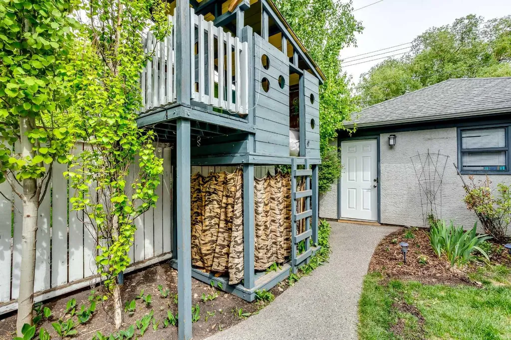 1730 7 Avenue NW Calgary AB T2N 0Z4