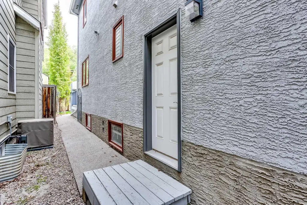 1730 7 Avenue NW Calgary AB T2N 0Z4