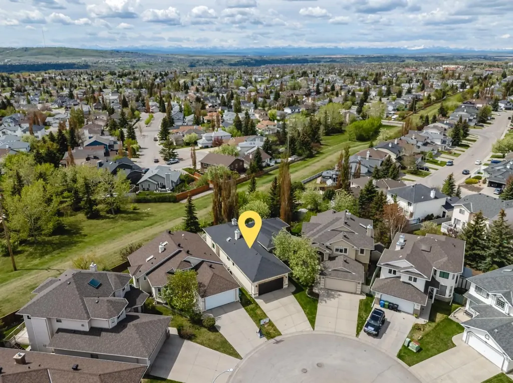121 Scenic View Bay NW Calgary AB T3L 1Z7