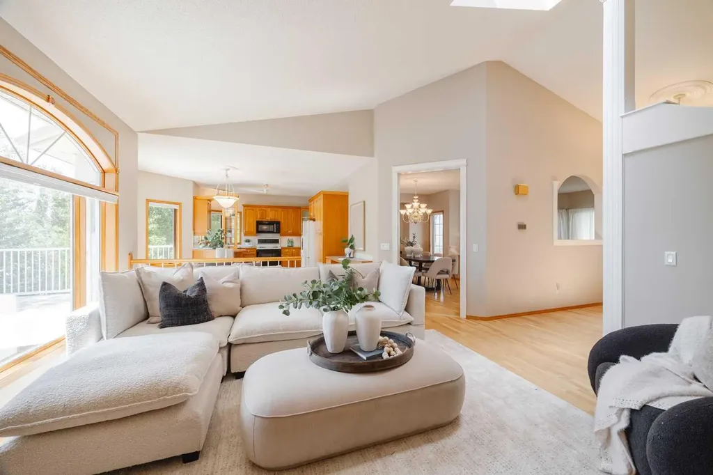 121 Scenic View Bay NW Calgary AB T3L 1Z7