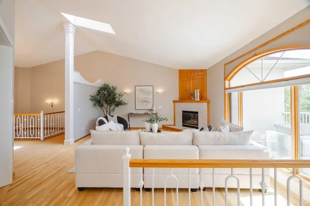 121 Scenic View Bay NW Calgary AB T3L 1Z7