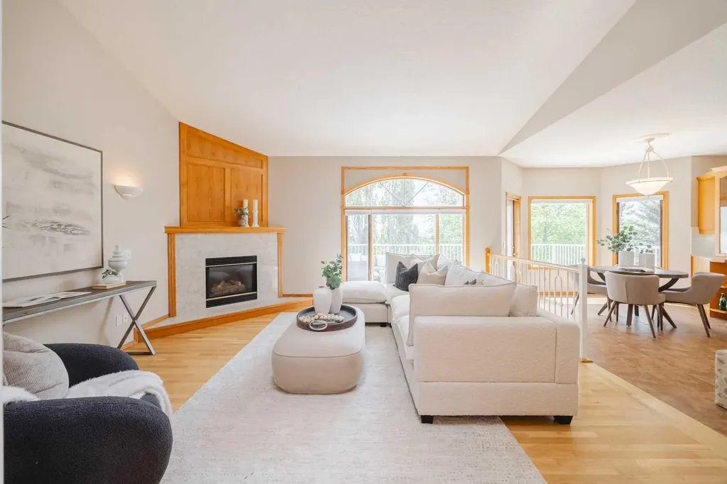 121 Scenic View Bay NW Calgary AB T3L 1Z7