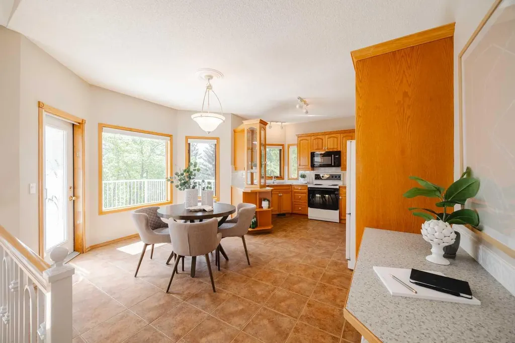 121 Scenic View Bay NW Calgary AB T3L 1Z7