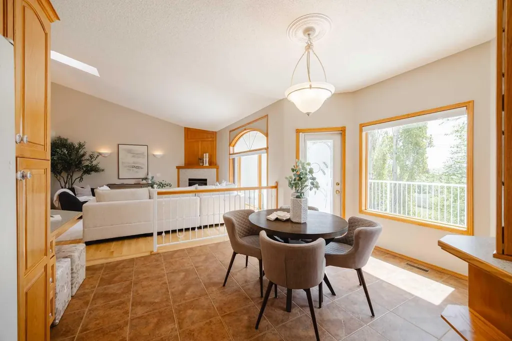 121 Scenic View Bay NW Calgary AB T3L 1Z7