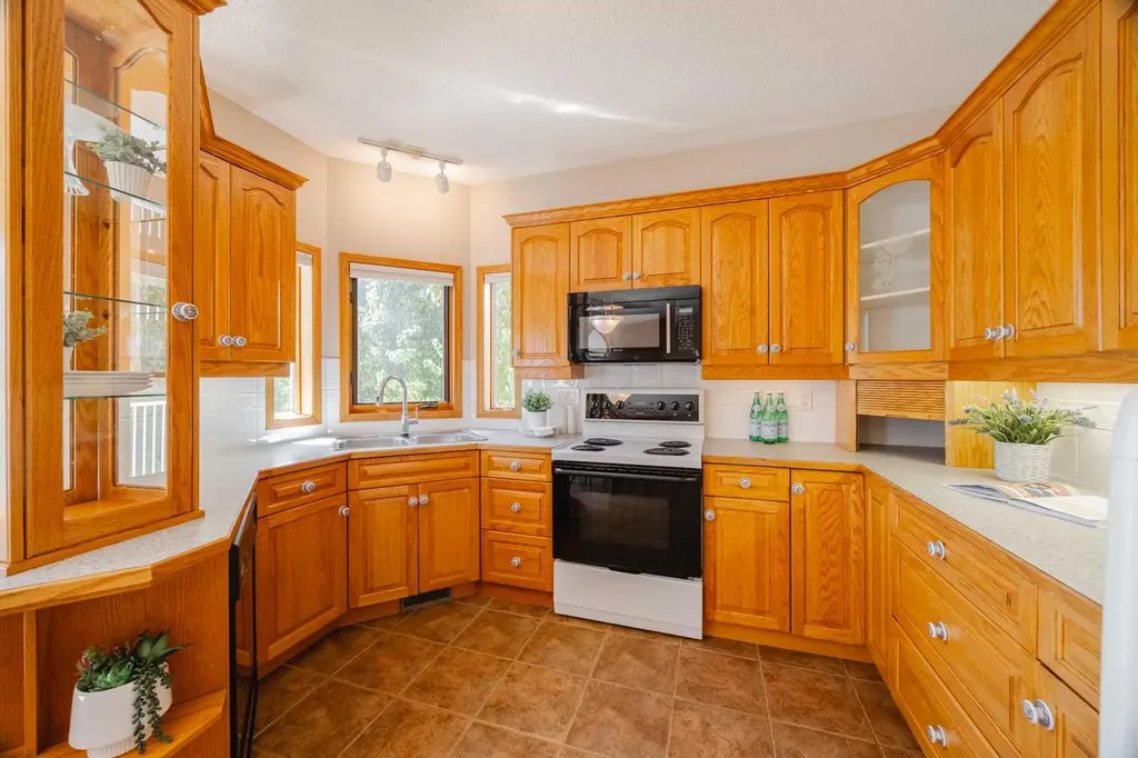 121 Scenic View Bay NW Calgary AB T3L 1Z7