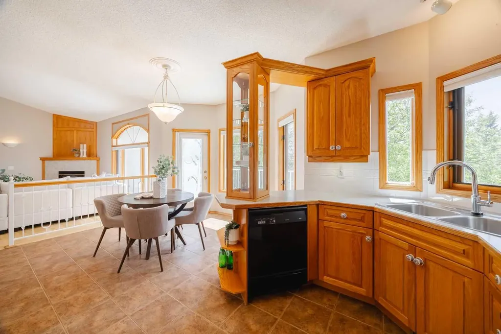121 Scenic View Bay NW Calgary AB T3L 1Z7