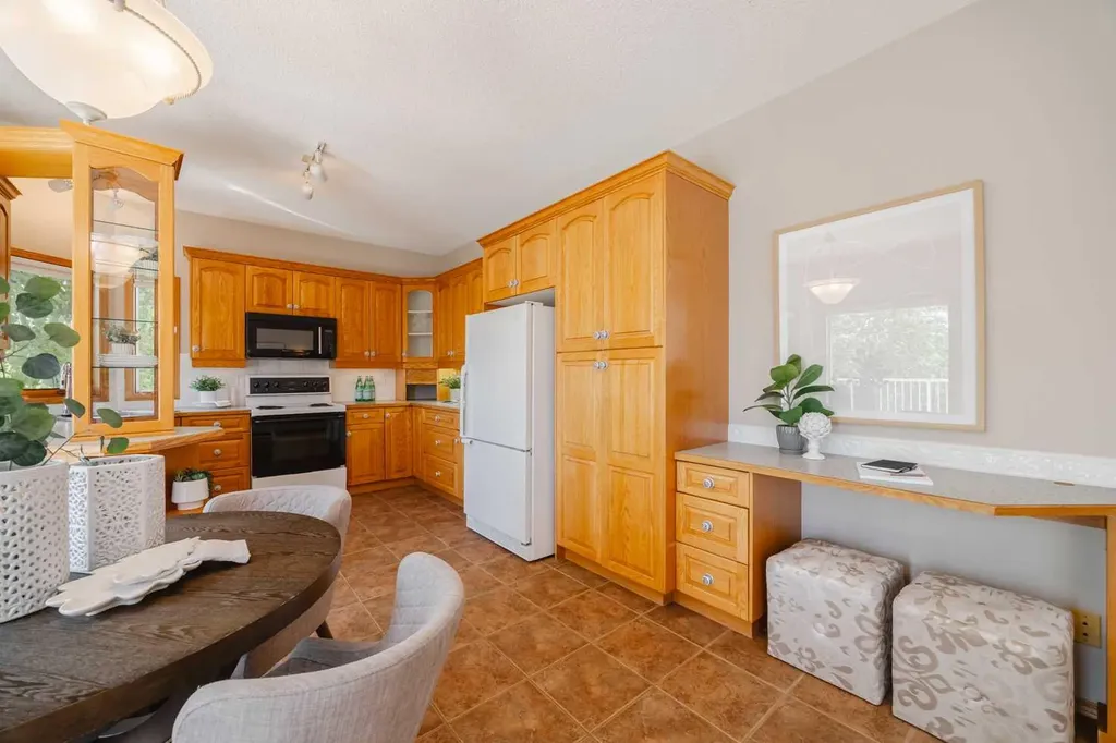 121 Scenic View Bay NW Calgary AB T3L 1Z7