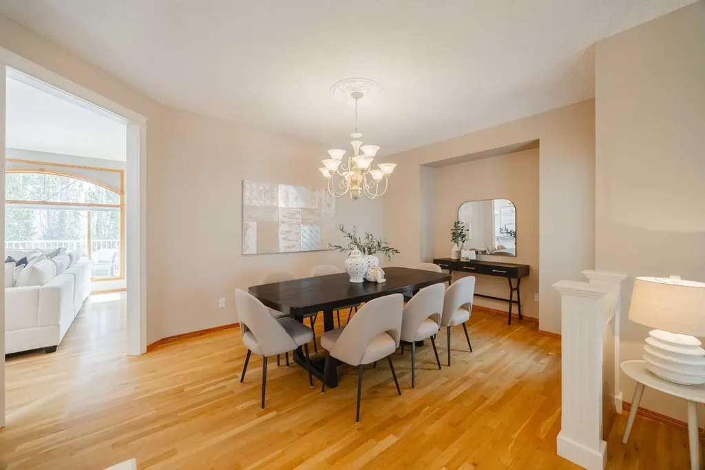 121 Scenic View Bay NW Calgary AB T3L 1Z7