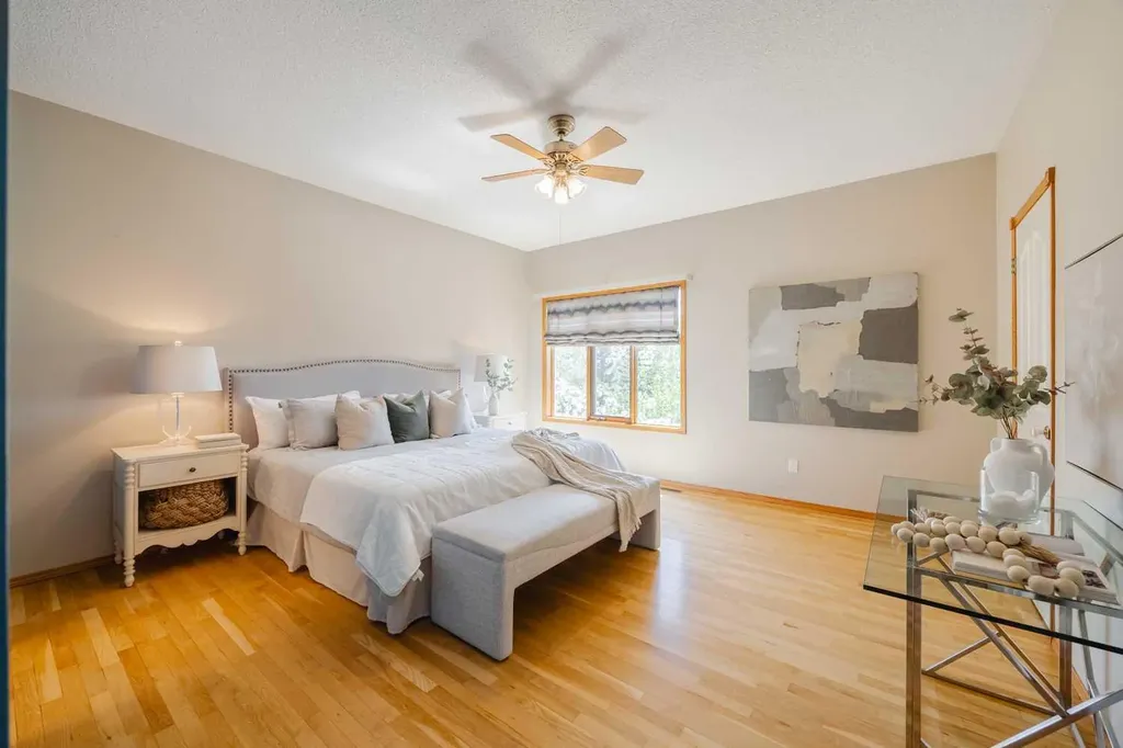 121 Scenic View Bay NW Calgary AB T3L 1Z7