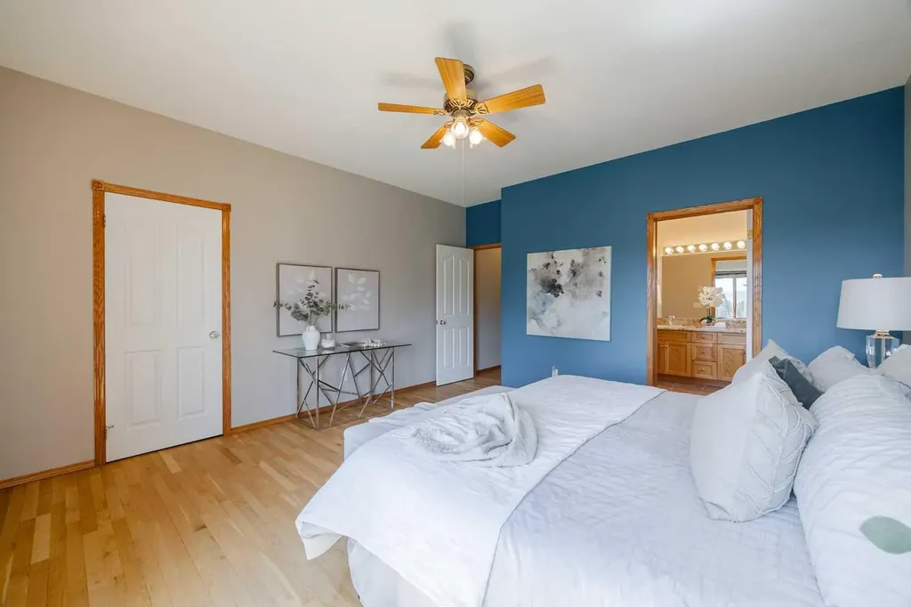 121 Scenic View Bay NW Calgary AB T3L 1Z7