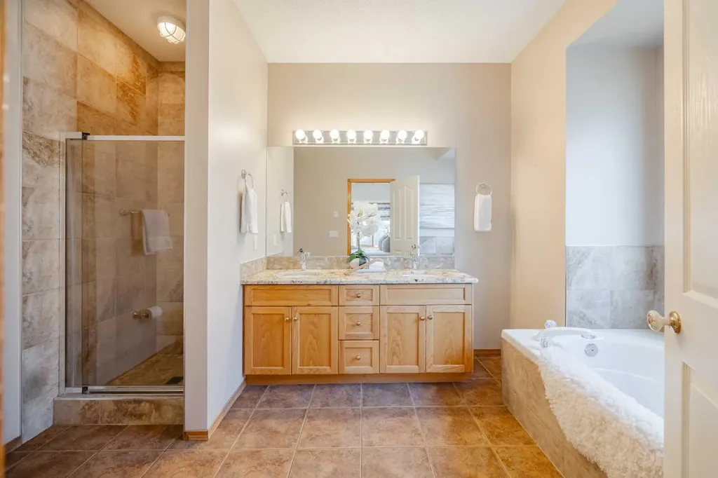 121 Scenic View Bay NW Calgary AB T3L 1Z7