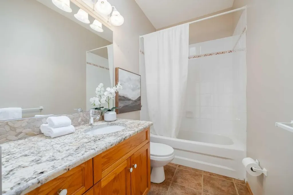 121 Scenic View Bay NW Calgary AB T3L 1Z7